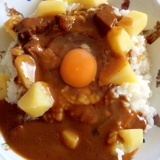 茹でじゃがいもと卵のレトルトカレー